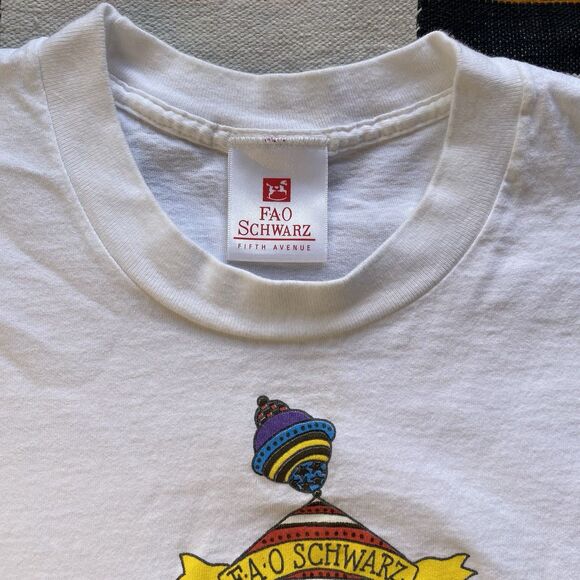 Vintage FAO Schwarz Fifth Avenue Graphic Tee Shirt. XL. Single Stitch. Cotton. - Picture 3 of 15